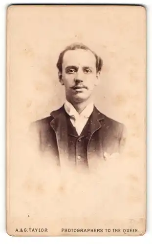 Fotografie A. & G. Taylor, London, Mann im Anzug mit Schnurrbart