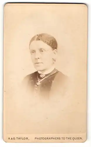 Fotografie A. & G. Taylor, London, ältere Frau mit zurückgesteckten Haaren und Halskette