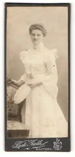 Fotografie Rich. Kurth, Bautzen, Frau in weissem Kleid und Föhnfrisur