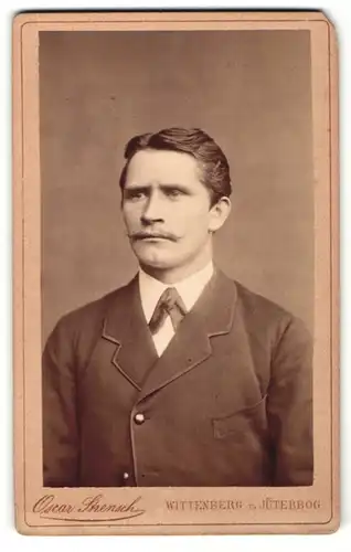 Fotografie Oscar Strensch, Wittenberg, Mann mit Schnurrbart und Seitenscheitel im Anzug