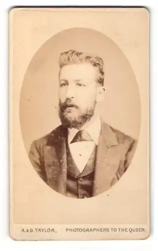 Fotografie A. & G. Taylor, London-W, Portrait Herr mit zurückgekämmtem Haar und Bart