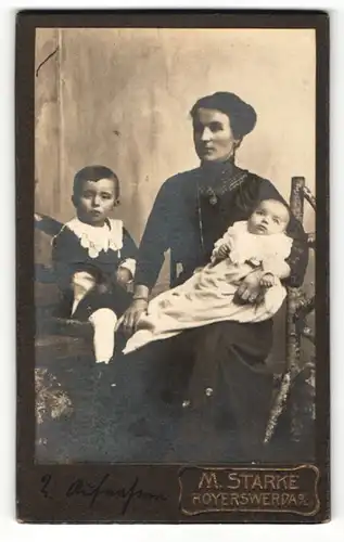 Fotografie M. Starke, Hoyerswerda O/L, Portrait Mutter mit zwei Kindern