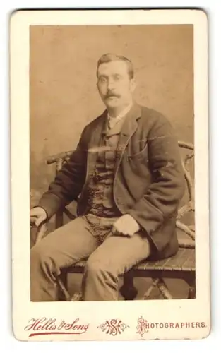 Fotografie Hellis & Sons, London, Portrait sitzender Herr in bürgerlicher Kleidung mit Schnurrbart