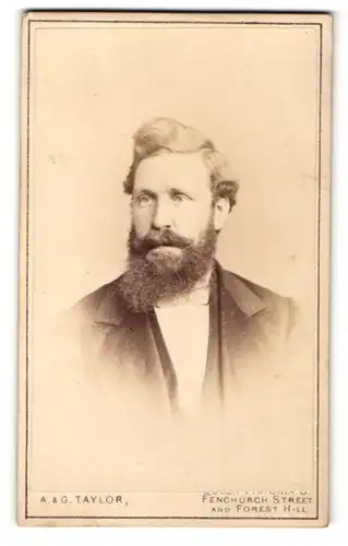 Fotografie A. & G. Taylor, London-EC, Portrait bürgerlicher Herr im Anzug mit Fliege und Vollbart