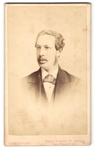 Fotografie A. & G. Taylor, London-EC, Portrait bürgerlicher Herr im Anzug mit Fliege und Bart