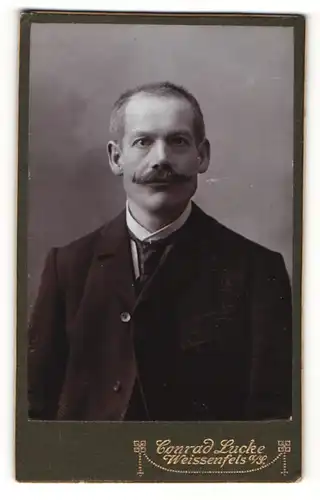 Fotografie Conrad Lucke, Weissenfels a / S., Portrait bürgerlicher Herr im Anzug mit Krawatte und Schnauzbart