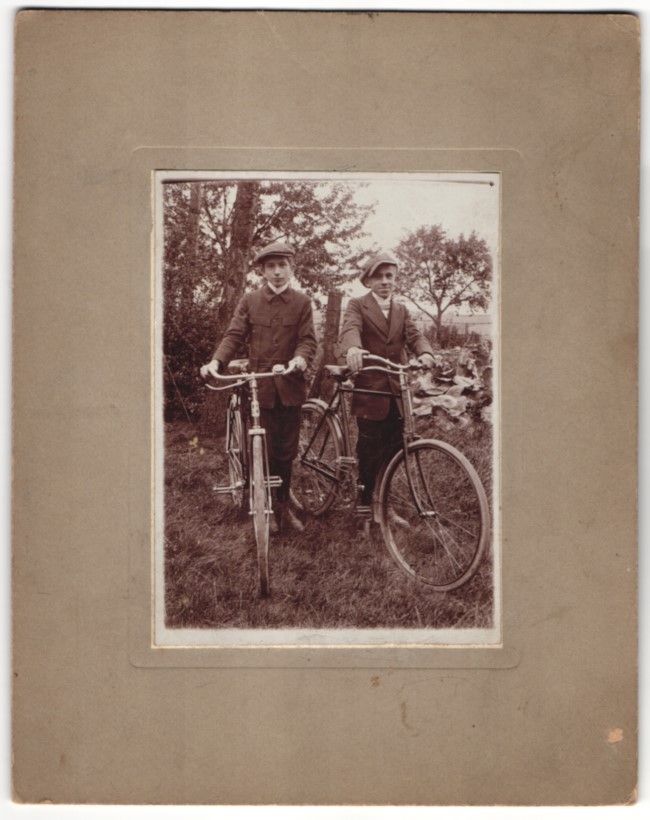 Fotografie Knaben Mit Fahrrad Wahrend Einer Fahrradtour Nr Oldthing Diverse Fotografie