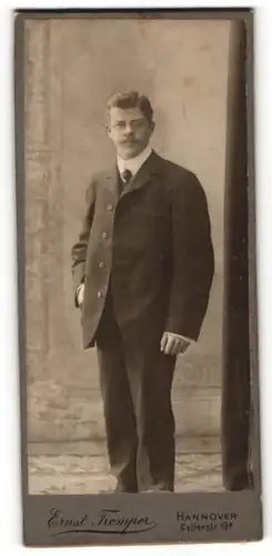 Fotografie Ernst Tremper, Hannover, junger Mann mit Schnauzbart und Nickelbrille, im Anzug