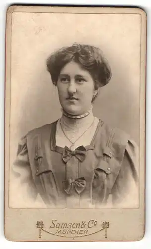 Fotografie Samson & Co., München, junge Frau mit Hochsteckfrisur, im raffiniertem Kleid