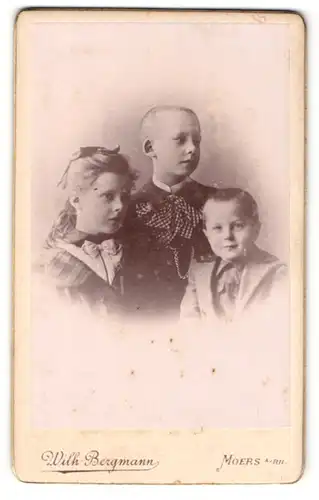 Fotografie Wilh. Bergmann, Moers a. Rh., Portrait dreier bildschöner Kinder in niedlicher Kleidung
