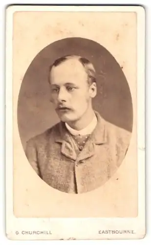 Fotografie G. Churchill, Eastbourne, Portrait junger Mann mit Scheitel und Schnurrbart