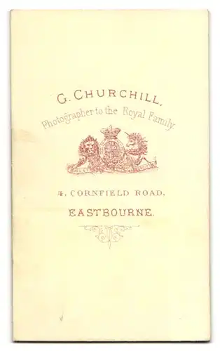 Fotografie G. Churchill, Eastbourne, Portrait niedliches Mädchen im weissen Kleidchen mit Schleifen