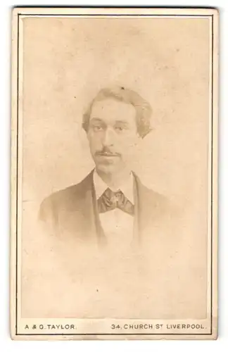 Fotografie A. & G. Taylor, Liverpool, Herr mit Schnurrbart und schwarzer Krawatte