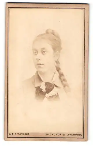 Fotografie A. & G. Taylor, Liverpool, Dame mit geflochtenem Zopf