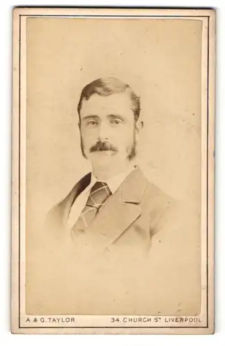 Fotografie A. & G. Taylor, Liverpool, Mann mit Schnurrbart und karierter Krawatte