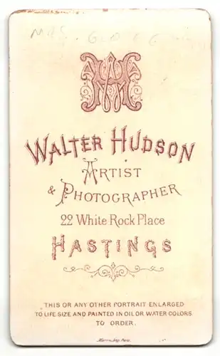 Fotografie W. Hudson, Hastings, Dame mit weissem Jabot