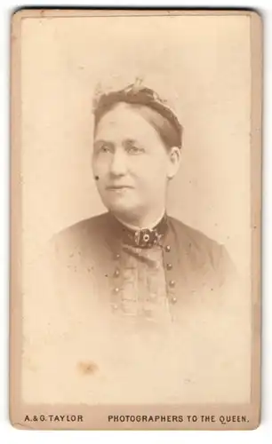 Fotografie A. & G. Taylor, Liverpool, Dame mit weisser Haube