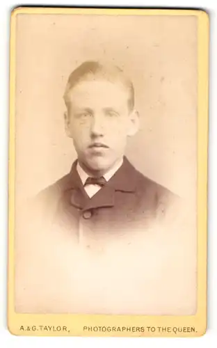 Fotografie A. & G. Taylor, Liverpool, Portrait eines jungen Herren