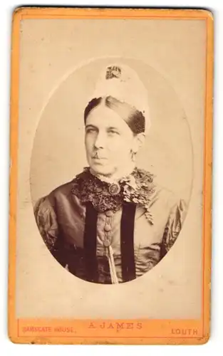 Fotografie A. James, Louth, Portrait bürgerliche Dame mit Haube und Kragenbrosche