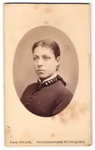 Fotografie A. & G. Taylor, Derby, Portrait bürgerliche Dame mit zurückgebundenem Haar