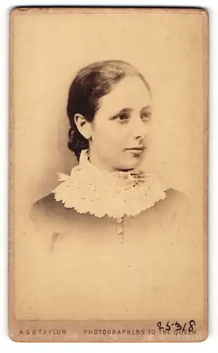 Fotografie A. & G. Taylor, Leicester, Portrait hübsch gekleidete Dame mit zeitgenössischer Frisur