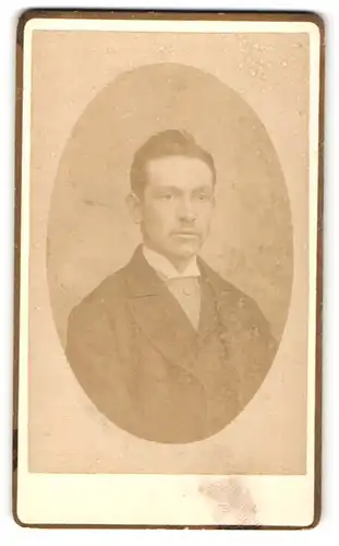 Fotografie E. Griffiths, Leicester, Portrait dunkelhaariger junger Mann im Jackett