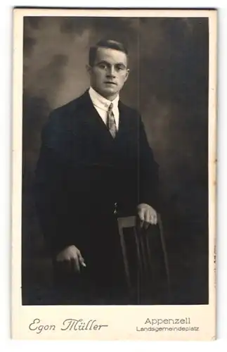 Fotografie Egon Müller, Appenzell, Portrait charmanter junger Mann im Anzug