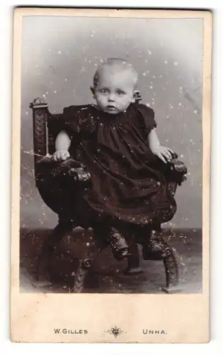 Fotografie W. Gilles, Unna, Portrait bezauberndes Kleinkind im schwarzen Kleidchen