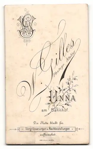 Fotografie W. Gilles, Unna, Portrait bezauberndes Kleinkind im schwarzen Kleidchen