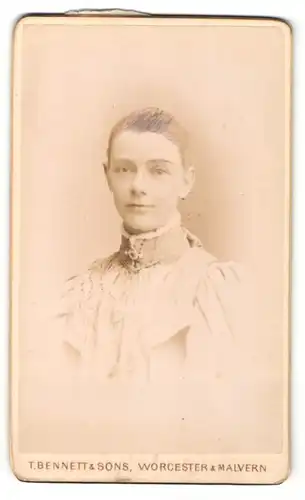 Fotografie T. Bennett & Son, Worcester, Frau mit zurückgesteckten Haaren im Kleid