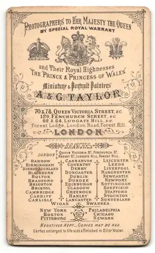 Fotografie A & G Taylor, London, junge Frau mit zusammengebundenem Haar, in heller Bluse
