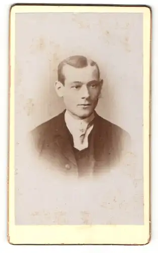 Fotografie unbekannter Fotograf und Ort, Portrait junger Herrim Anzug mit Krawatte