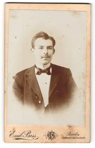 Fotografie Emil Bess, Berlin, Portrait bürgerlicher Herr im Anzug mit Schnurrbart