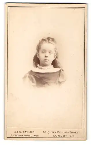 Fotografie A. & G. Taylor, London-EC, Portrait kleines Mädchen mit langen Haaren und Halskette