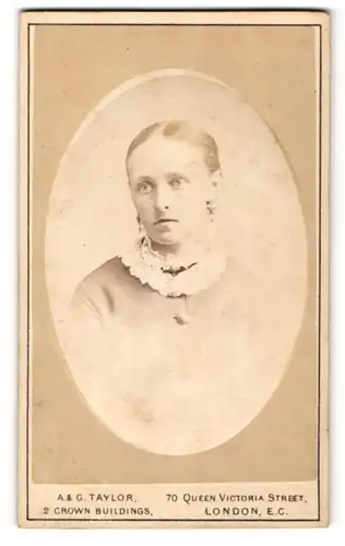 Fotografie A. & G. Taylor, London-EC, Portrait junge Dame mit zurückgebundenem Haar