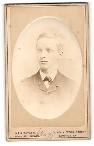 Fotografie A. & G. Taylor, London-EC, Portrait junger Herr im Anzug mit Fliege