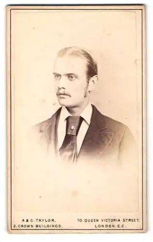 Fotografie A. & G. Taylor, London-EC, Portrait bürgerlicher Herr im Anzug mit Krawatte und Schnurrbart