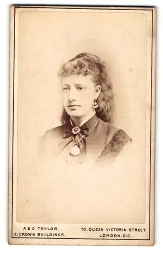 Fotografie A. & G. Taylor, London-EC, Portrait junge Dame mit langen Haaren und Amulett