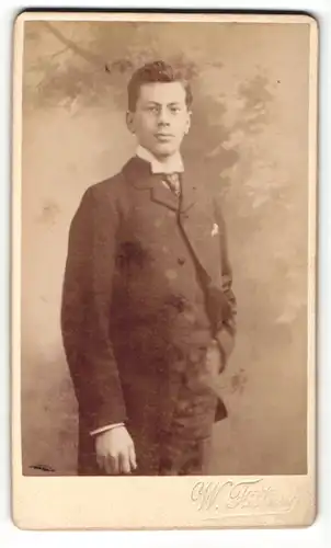 Fotografie W. Titting, Paris, Portrait junger Mann im eleganten Anzug