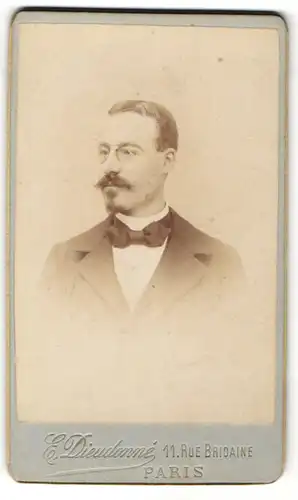 Fotografie E. Dieudonne, Paris, Portrait charmanter Herr mit Zwicker und Schnurrbart