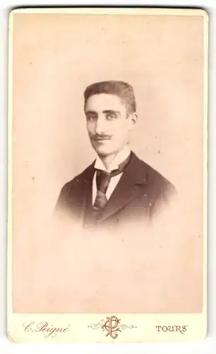 Fotografie C. Peigne, Tours, Portrait bürgerlicher Herr im Anzug mit Krawatte und Schnurrbart