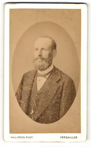 Fotografie Philippon, Versailles, Portrait bürgerlicher Herr im Anzug mit Fliege und Vollbart