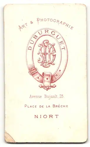 Fotografie A. Duburguet, Niort, Junge mit Mittelscheitel im Knopfanzug