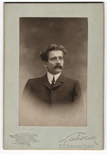 Fotografie Laborier, Paris, Portrait bürgerlicher Herr im Anzug mit Krawatte und Schnauzbart