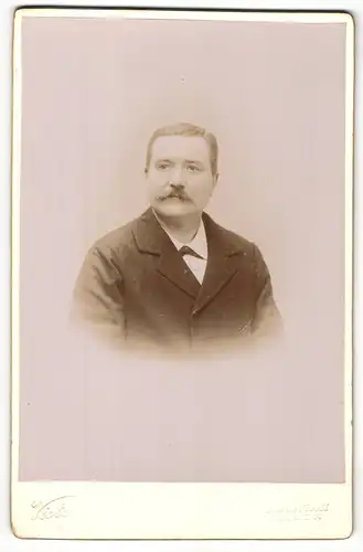 Fotografie Victory, Dijon, Portrait bürgerlicher Herr im Anzug mit Fliege und Schnurrbart