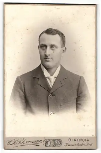 Fotografie Wilh. Scharmann, Berlin, Herr in elegantem Anzug mit Krawatte