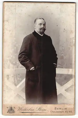 Fotografie Wilhelm Stein, Berlin, dicklicher Herr in Mantel