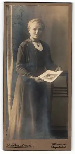 Fotografie F. Renziehausen, Hannover, Dame mit Fotographie in Hand