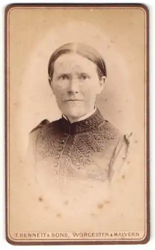 Fotografie T. Bennett & Sons, Worcester, Ältere Dame mit dunklem Kleid und weisser Bluse mit mittig gescheiteltem Haar