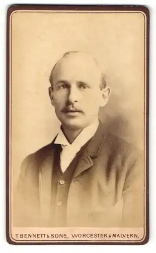 Fotografie T. Bennett & Sons, Worcester, Mann mit Oberlippenbart trägt weisses Hemd und weisse Krawatte